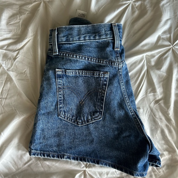 Levi’s High Waisted Mom Shorts - Picture 2 of 4